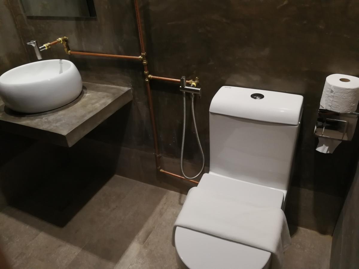 The Rise Room Κουάλα Τερενγκάνου Εξωτερικό φωτογραφία A modern toilet