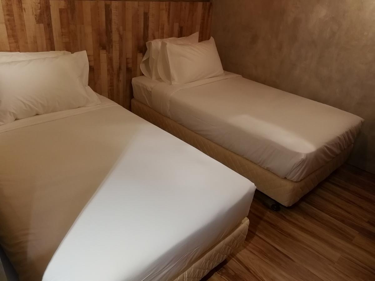 The Rise Room Κουάλα Τερενγκάνου Εξωτερικό φωτογραφία Two single beds