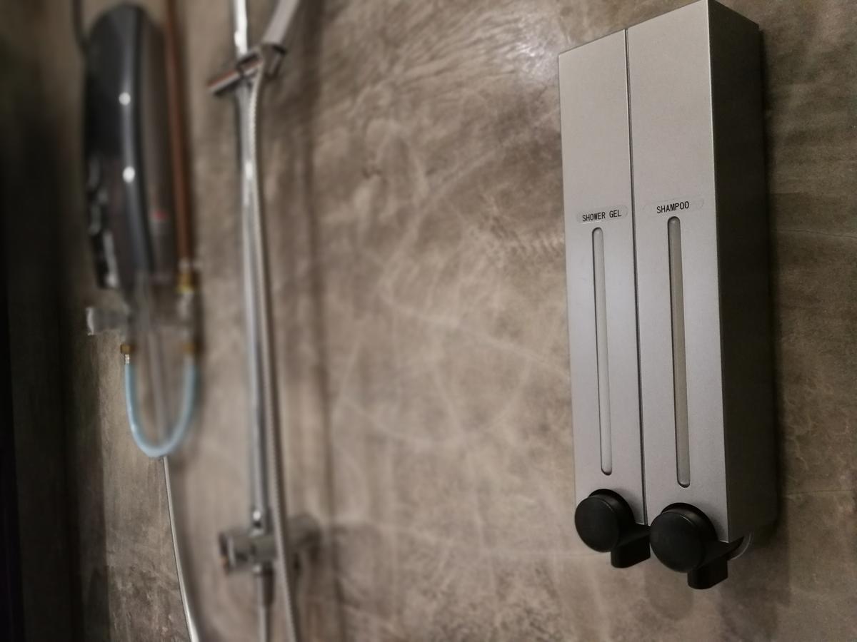 The Rise Room Κουάλα Τερενγκάνου Εξωτερικό φωτογραφία A shower dispenser